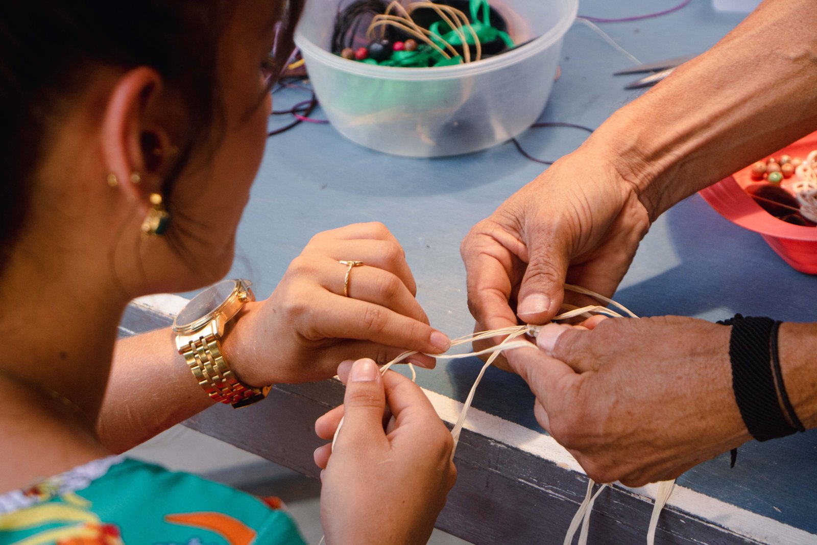 Matéria-prima da Amazônia gera renda com produção de biojoias